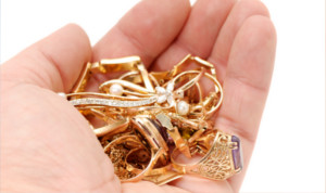 Gouden sieraden in een hand